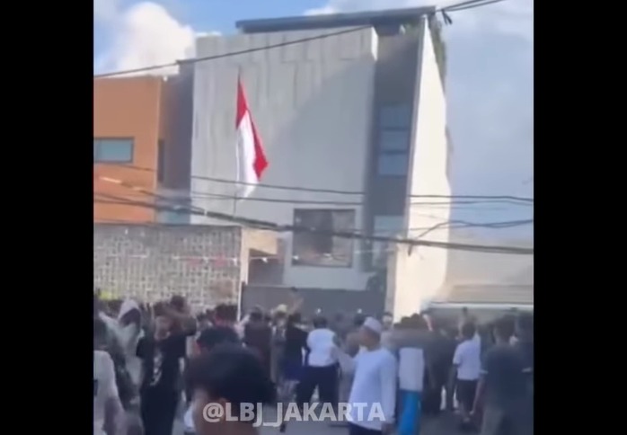 Kediaman Ahmad Sahroni, anggota DPR RI dari Fraksi NasDem, di kawasan Tanjung Priok, Jakarta Utara, menjadi sasaran amarah warga pada Sabtu (30/8) siang. (IG@LBJ)